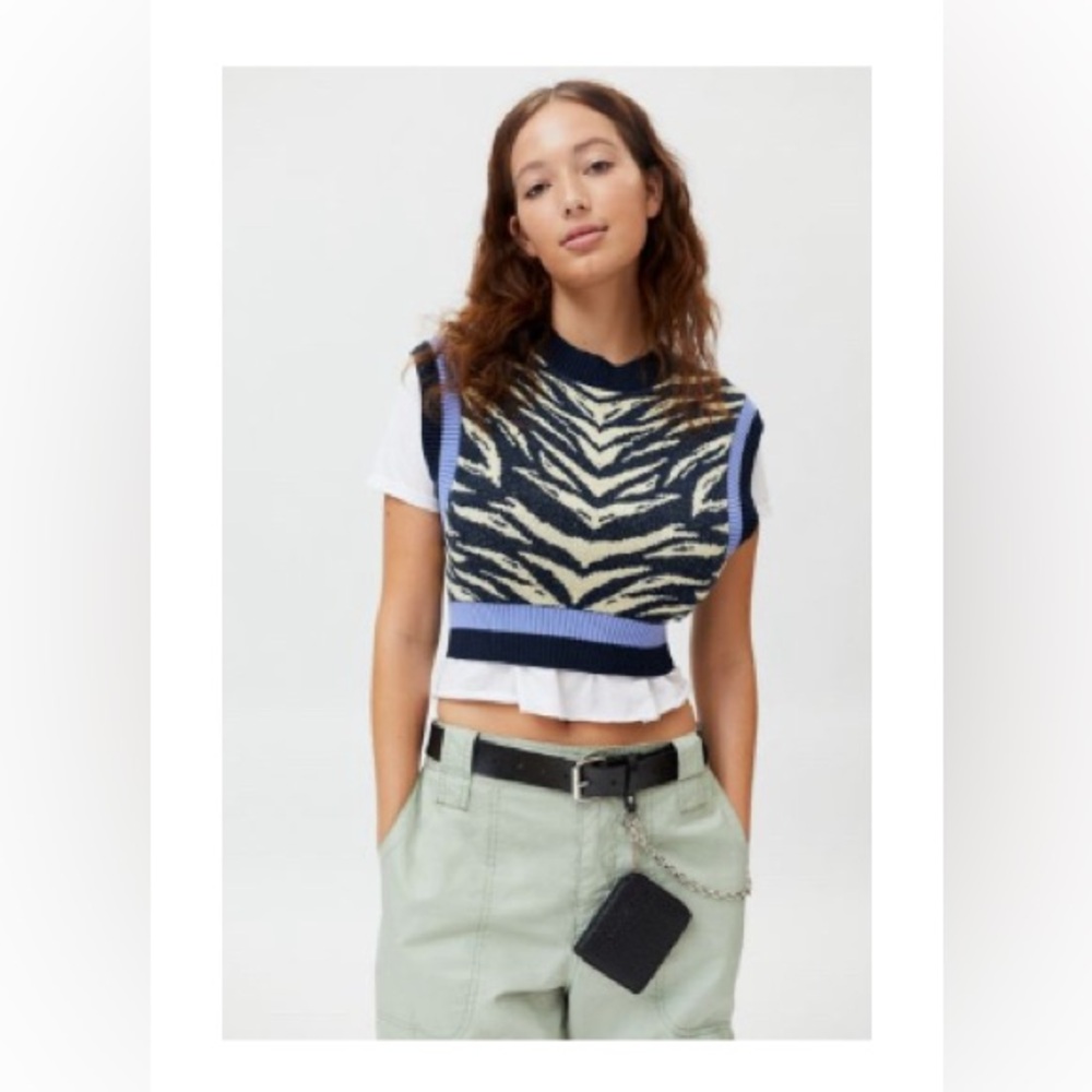 UO CROPPED ZEBRA SWEATER VEST